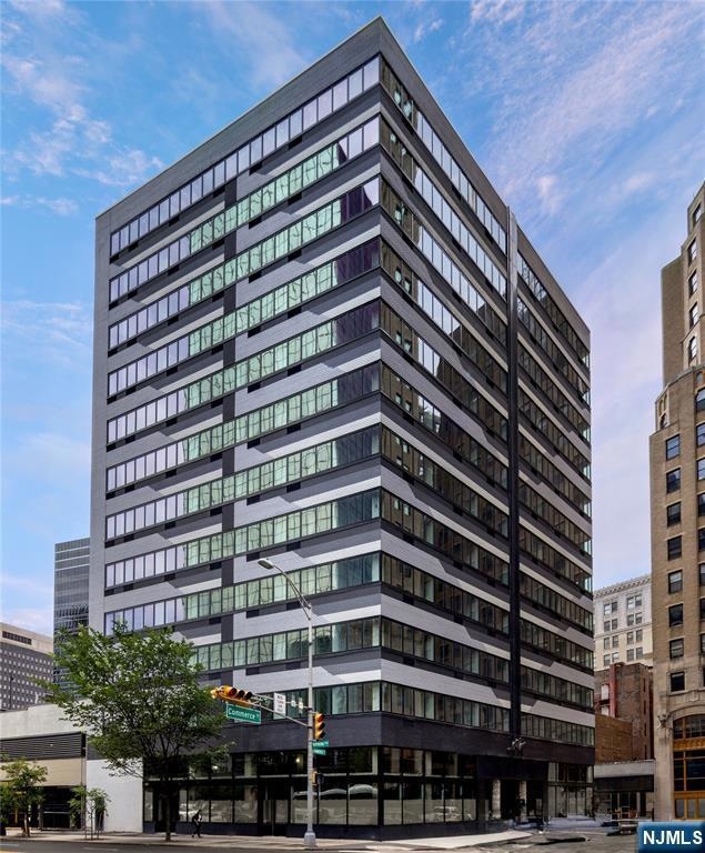 10 Commerce Ct unit 3C, Newark, NJ 07102 - photo 1