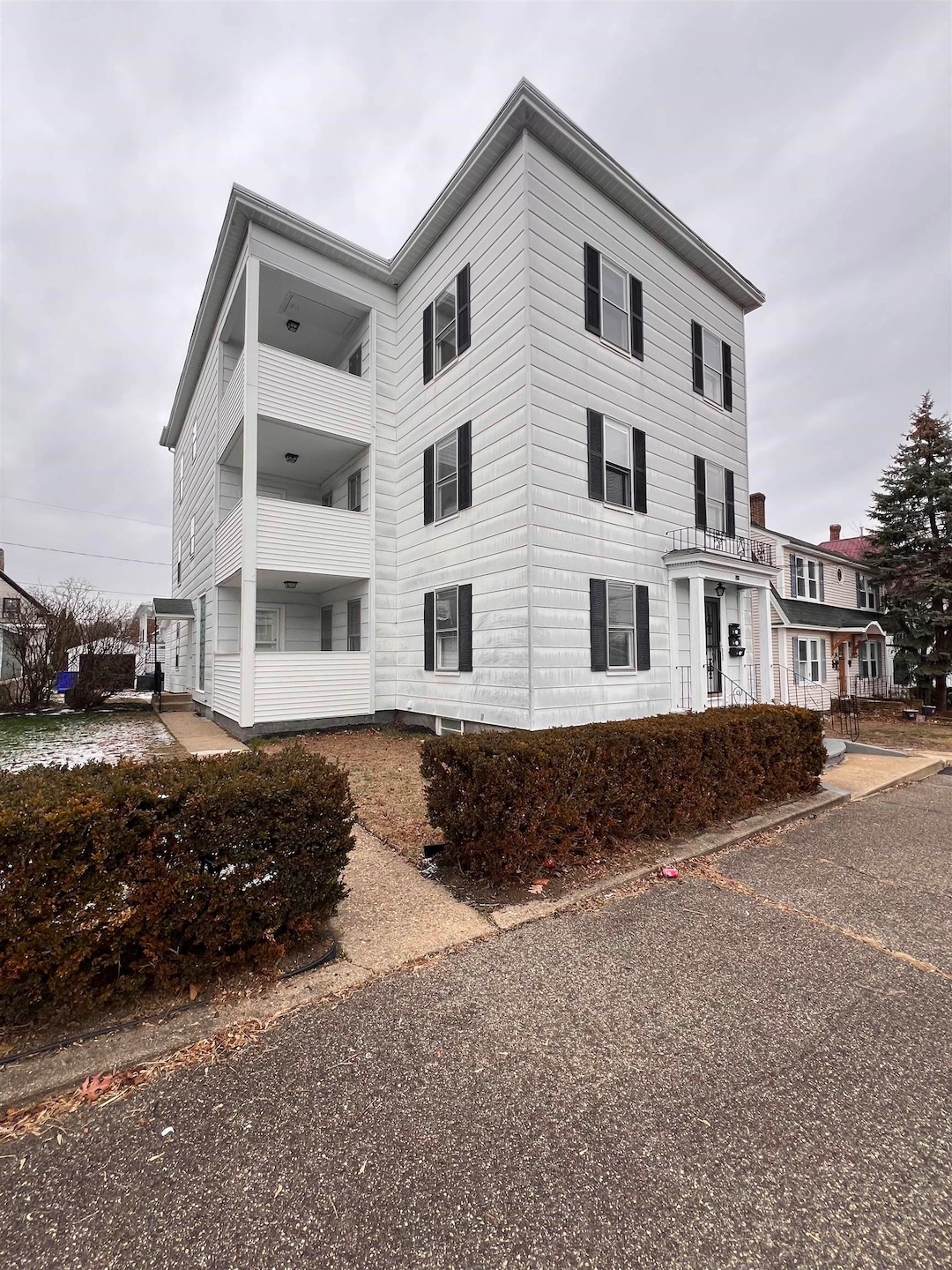 198 Alsace St unit 3, Manchester, NH 03102 - photo 1