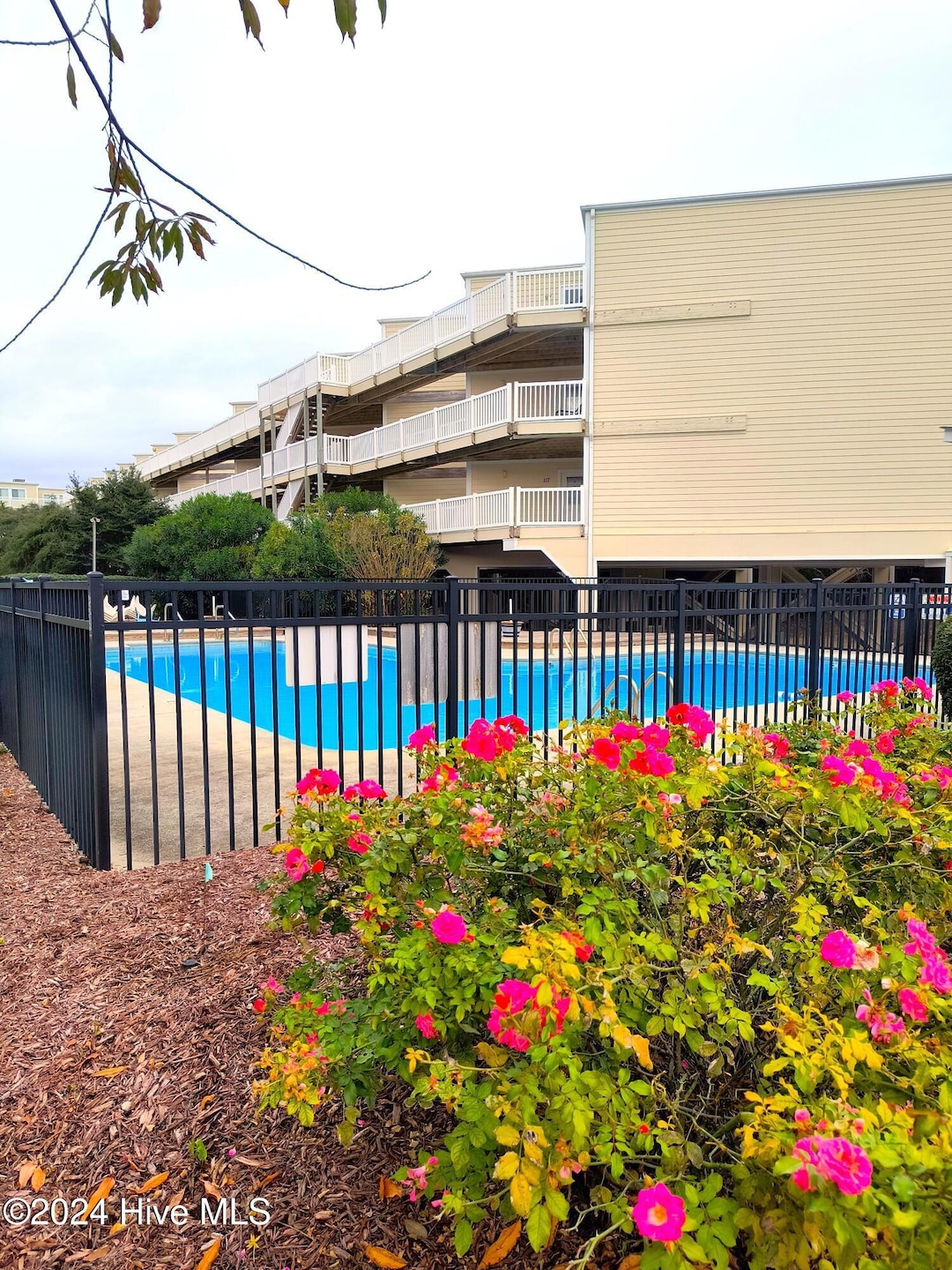 315 OBV exterior and pool