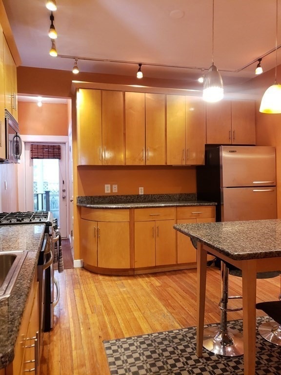 138 Davis Ave unit 1, Brookline, MA 02445 - photo 1