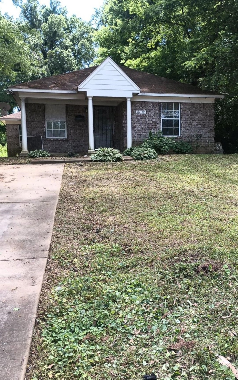 View of front of house featuring a front yard