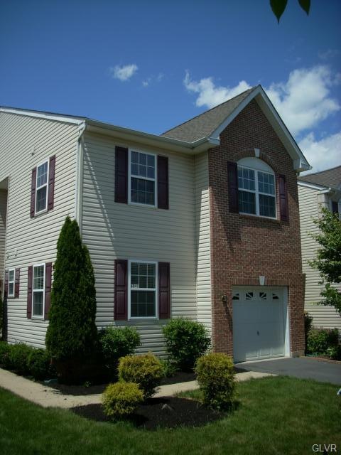 6941 Hunt Dr, Macungie, PA 18062 - photo 1