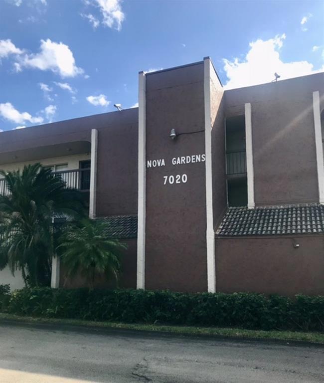 WELCOME HOME!  NOVA GARDENS IN THE HEART OF DAVIE!
