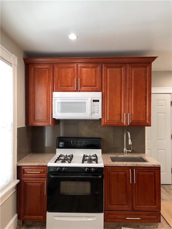 435 Maplewood Ave unit 2, Bridgeport, CT 06605 - photo 1