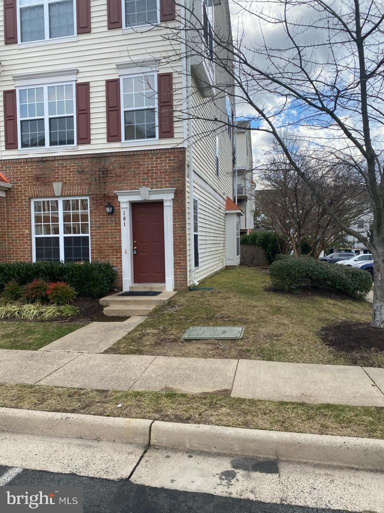 2490 Quick St unit 101, Herndon, VA 20171 - photo 1