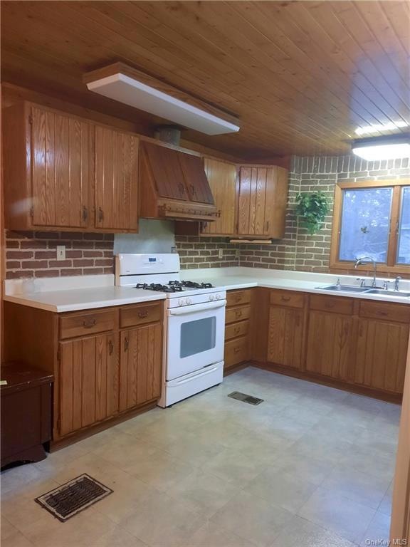 11 Chapman Cir, Poughkeepsie, NY 12601 - photo 1