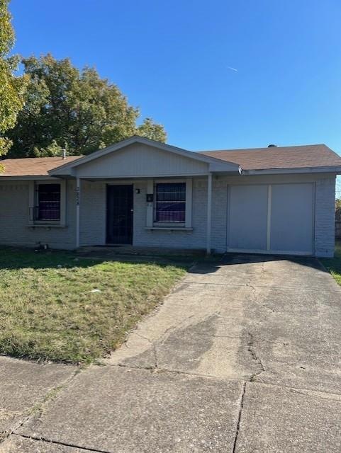 Ranch-style house with brick siding, driveway, an 