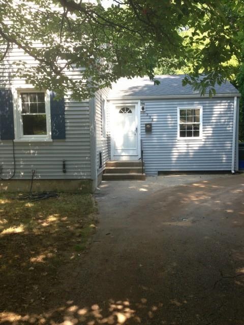 333 Nutmeg Rd, Bridgeport, CT 06610 - photo 1