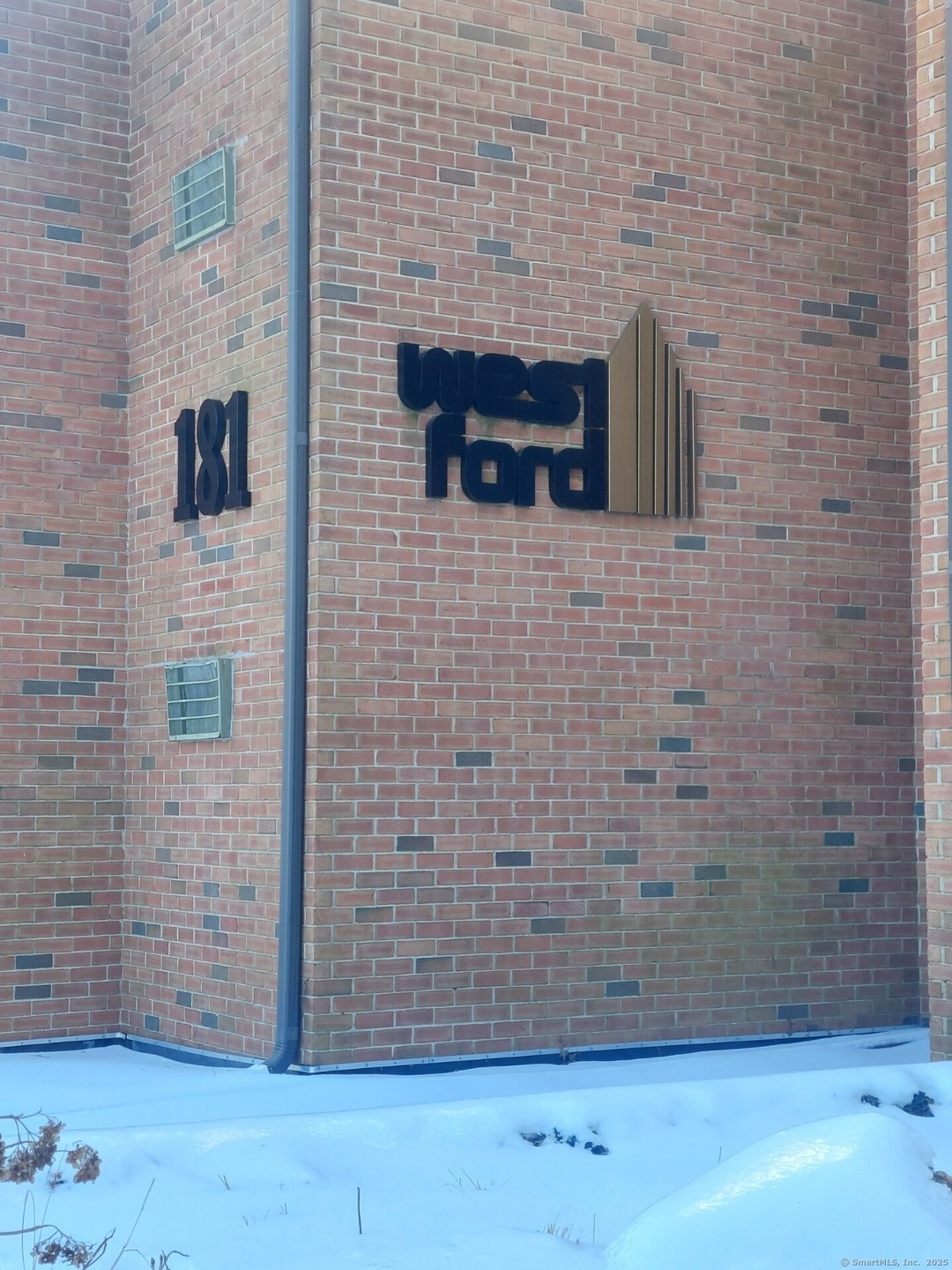 183 Loomis Dr unit 108, West Hartford, CT 06107 - photo 1