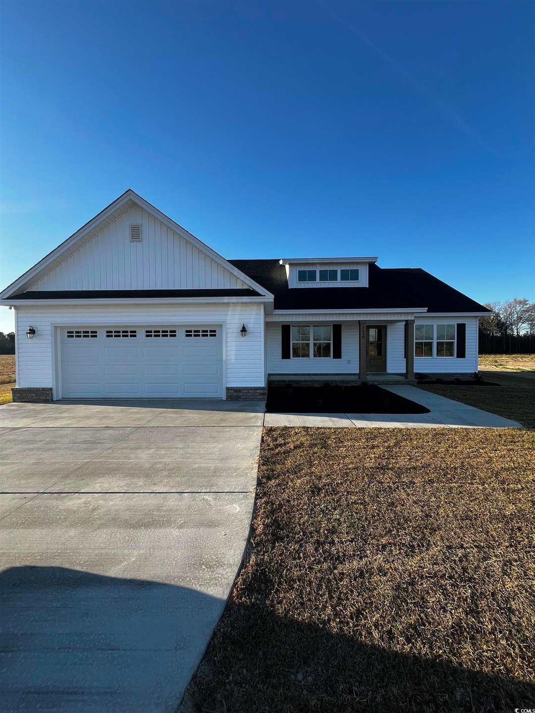 View of front facade featuring driveway and a gara