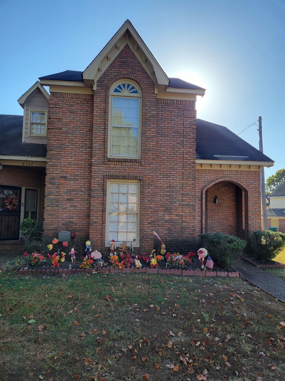 View of front facade featuring a front lawn