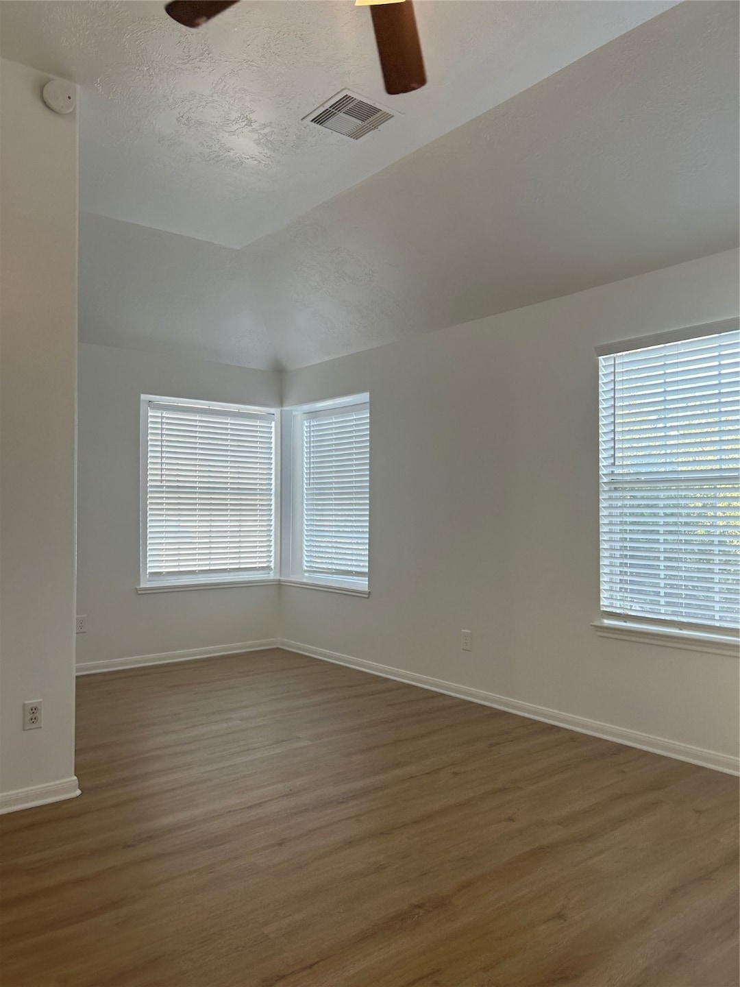 LARGE MASTER  BEDROOM