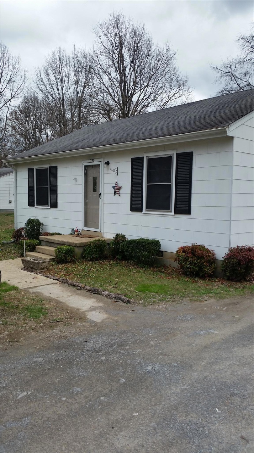 920 Smith St, Shelbyville, TN 37160 - photo 1