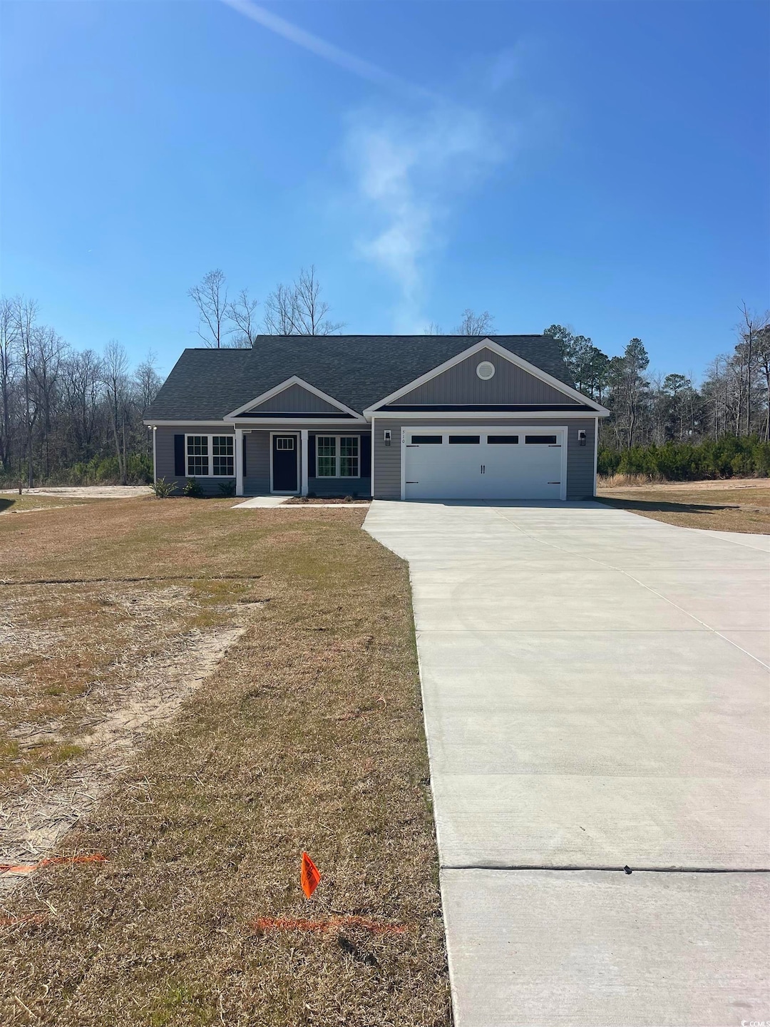 View of front of property with driveway, a front l