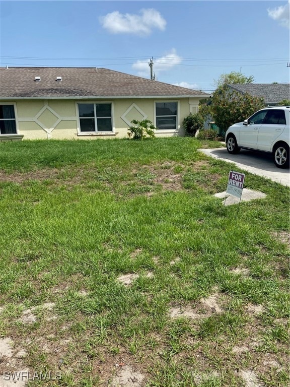 View of grassy yard