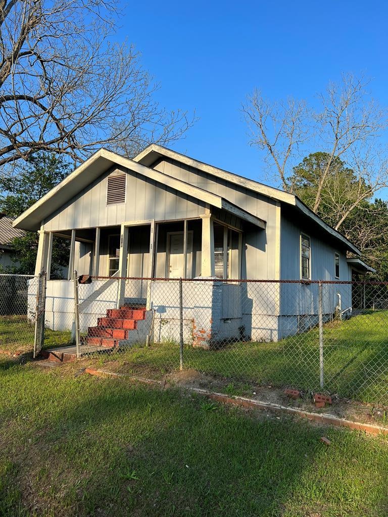 704 S Monitor Dr, Fitzgerald, GA 31750 - photo 1