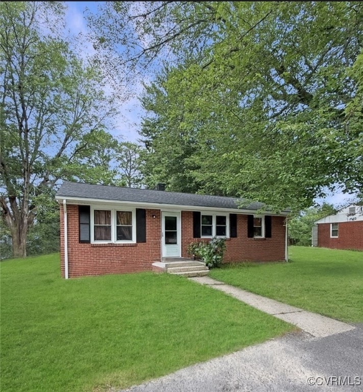 Ranch-style house with a front lawn and brick sidi