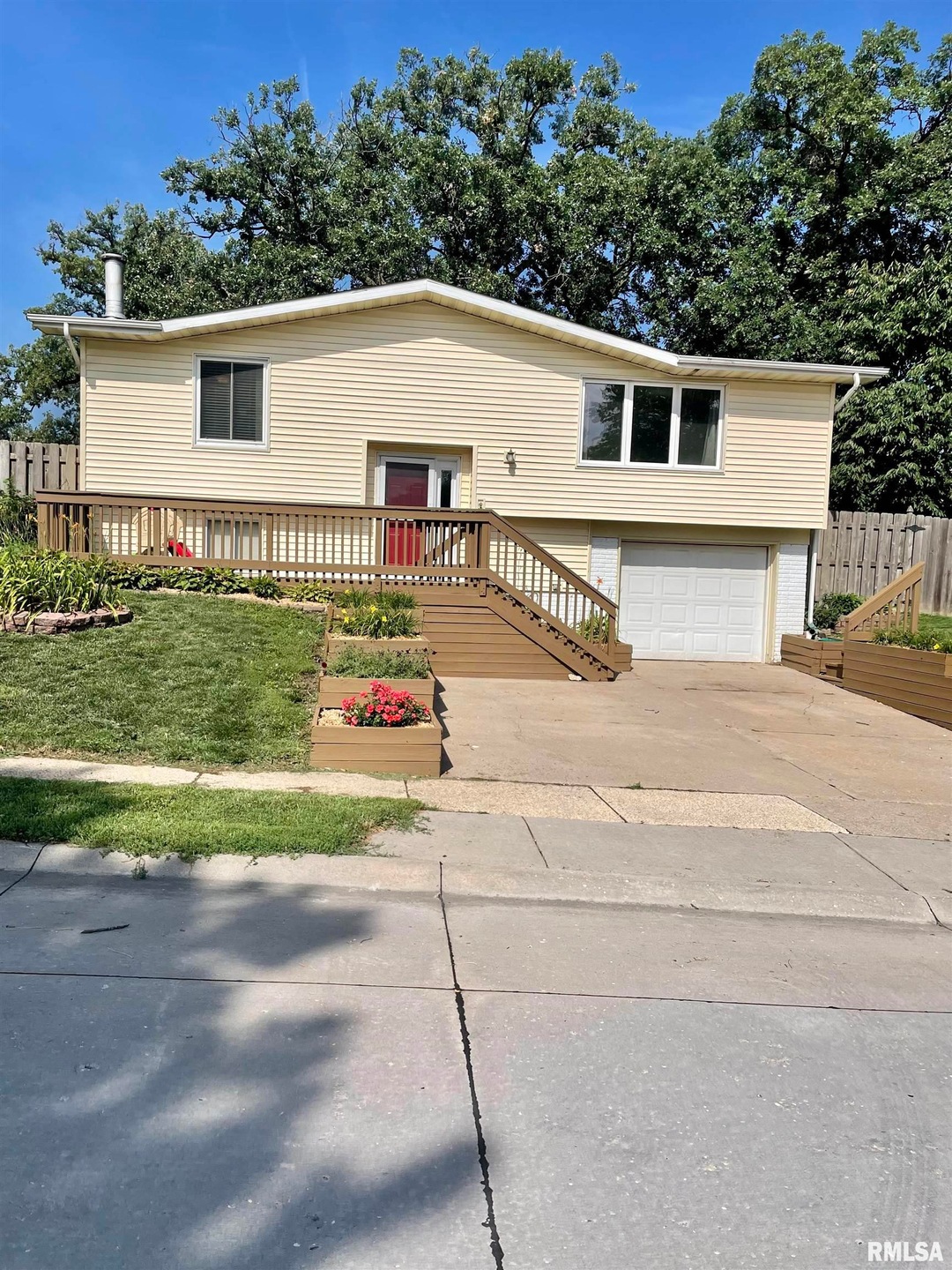 1602 N Pioneer St, Davenport, IA 52804 - photo 1