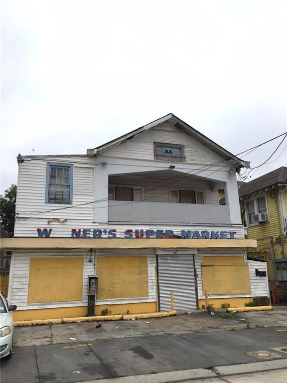 Former grocery store, gutted since Katrina with fo
