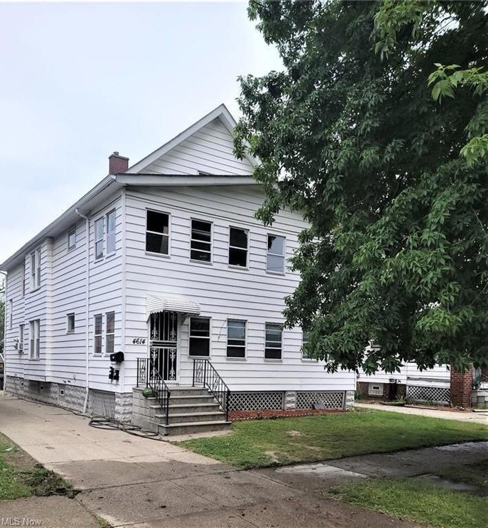 View of neoclassical / greek revival house