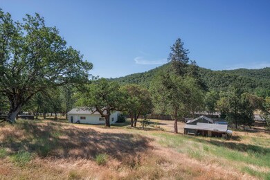 10584 Blackwell Rd, Central Point, OR 97502 - photo 4