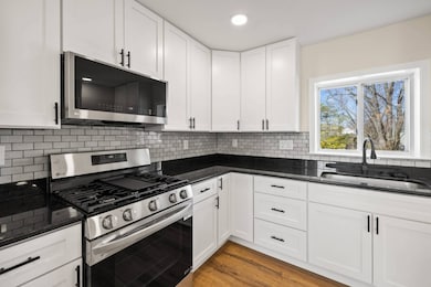 Gourmet kitchen w/ glass backsplash