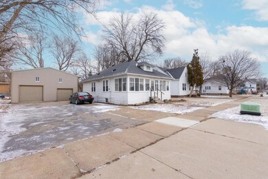 1013 W 20th St, Cedar Falls, IA 50613 - photo 2