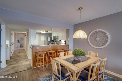 Open dining/kitchen