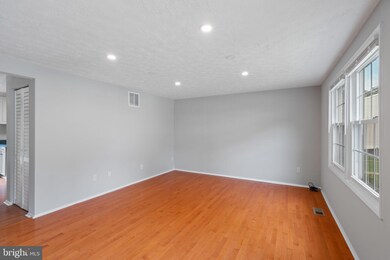 8166 Willowdale Ct, Springfield, VA 22153 - photo 5