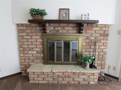 4002 Lexington Dr NE unit C, Cedar Rapids, IA 52402 - photo 3