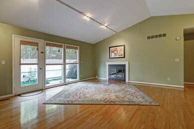 3156_rivermill-door from living room to