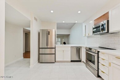 07-2616 E Edgemont Ave-7