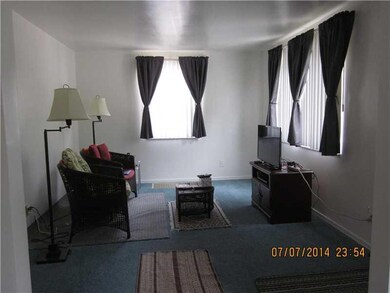 Living Room. Newer carpeting