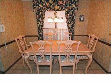 Large eating area in kitchen