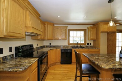 Electric stove or gas hook up available.  Lots of