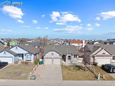 View of front facade featuring a front lawn and a 