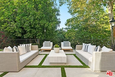 16881 Oak View Dr, Encino, CA 91436 - photo 3