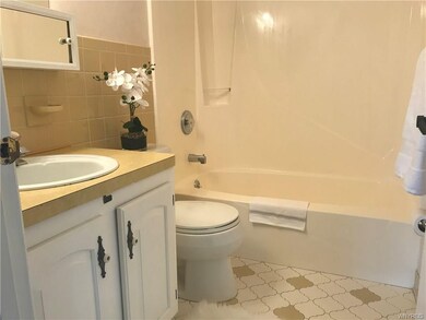 Full bathroom with tub/shower combo... ceramic til