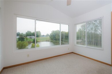 4 seasons Room with grilling deck to side
