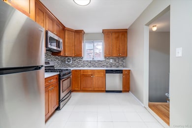 148-27 230th Place unit 2, Jamaica, NY 11413 - photo 6