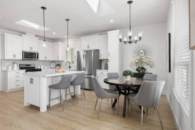 Well-designed kitchen/dining combo
