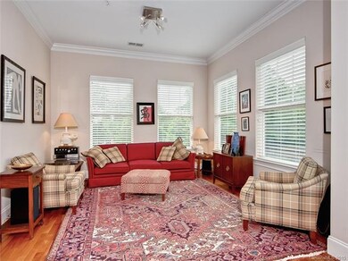 living room : lots of natural light.