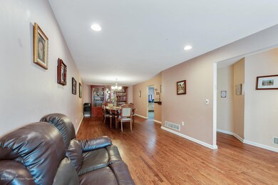 05_05Living_Room_mls
