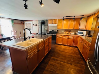 Spacious eat-in kitchen