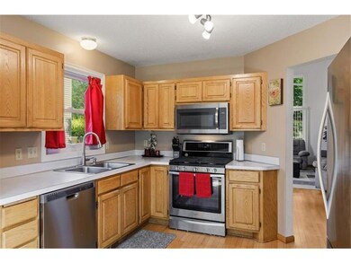 07_1285386thplaceN_177002_Kitchen_LowRes