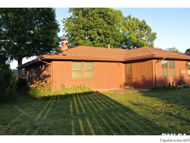 9 Eisenhower Dr, Jacksonville, IL 62650 - photo 2