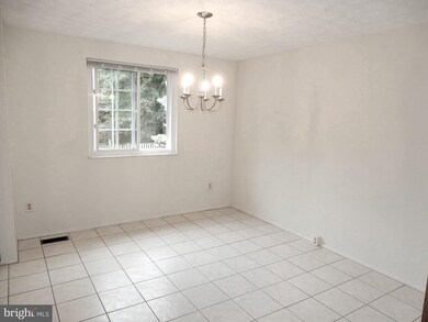 7965 Tyson Oaks Cir, Vienna, VA 22182 - photo 3