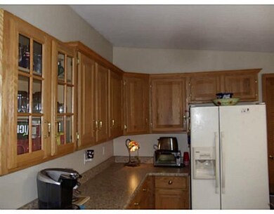 Kitchen. 23 Oak Cabinets 11 Drawers