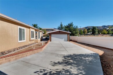 Southside 850 sf Garage/Pool Room