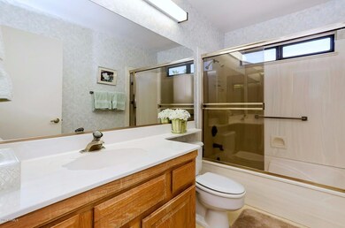 13820 W Elmbrook Dr-large-020-20-Bathroo